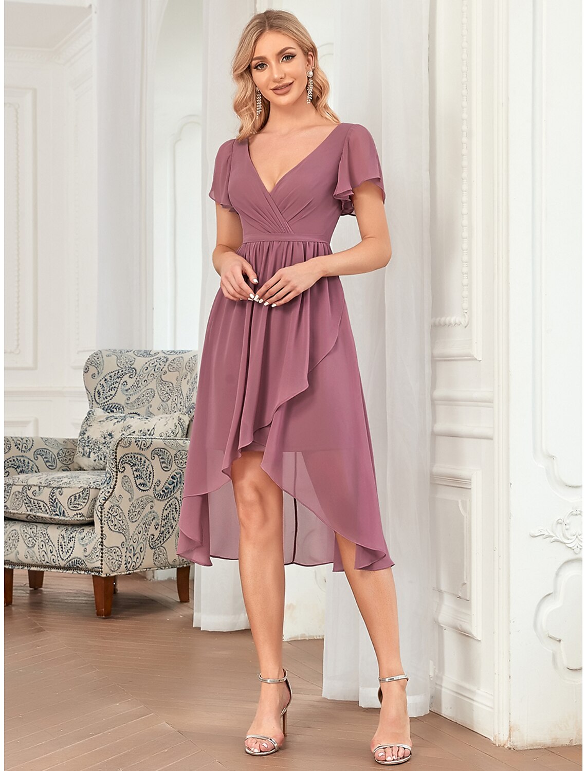 Abito da damigella d'onore a trapezio, scollo profondo, senza maniche, elegante, asimmetrico, corto, mini, in chiffon con pieghe, volant a cascata, tinta unita